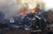 Масштабный пожар в Харькове: горели склады со старыми шинами (фото, видео)
