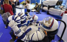 Скафандри без ширінки: російські космонавти не зможуть помочитися на автобус перед стартом