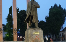 Серп і молот: у Львові в День пам’яті захисників невідомі розмалювали пам’ятник Бандері