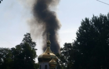 Над Києвом піднявся стовп чорного диму: на околиці столиці сталася масштабна пожежа (фото, відео)