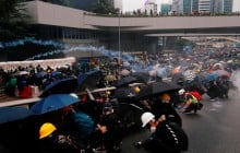 На улицы Гонконга вышли десятки тысяч человек, несмотря на запрет протестов (фото)