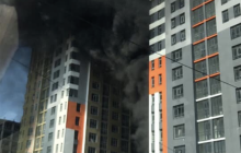 В столичной новостройке произошел масштабный пожар, район затянуло черным дымом (фото, видео)