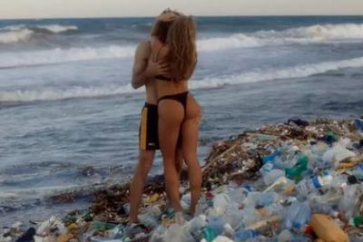 Грязное порно на пляже с мусором