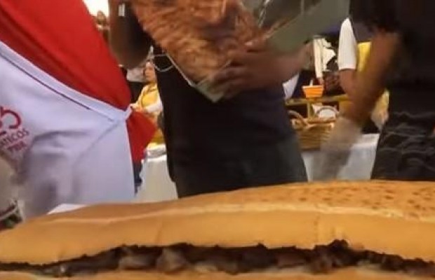 У Мексиці за декілька хвилин приготували гігантський сандвіч вагою понад 900 кілограмів (відео)