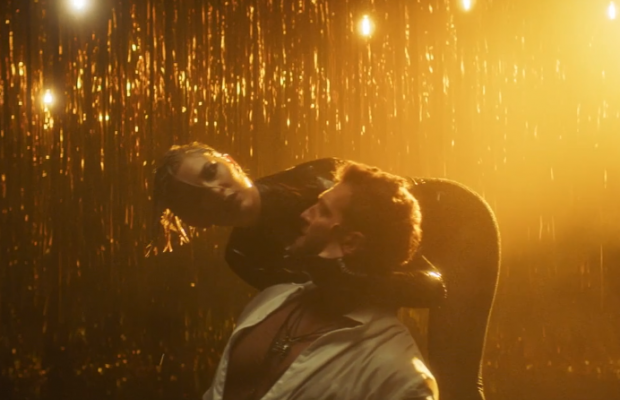 Скандальна MARUV влаштувала мокрі танці з відомим телеведучим (відео)