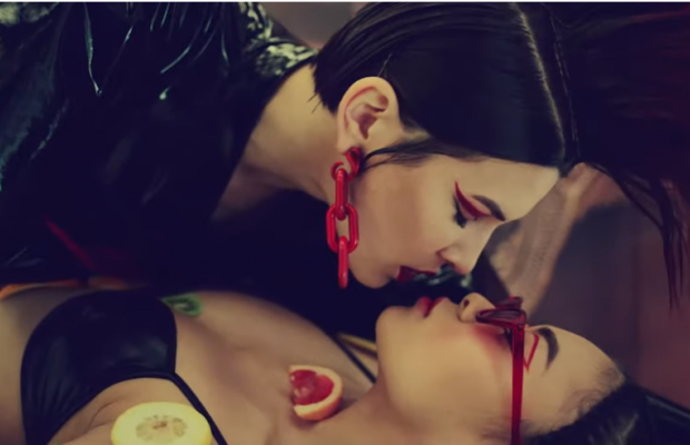 Фрукты на оголенных девушках: MARUV опубликовала новый откровенный тизер будущего клипа (видео)