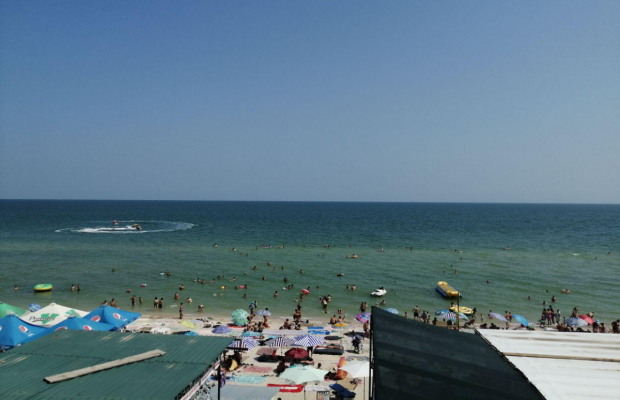 Тіло дівчинки вкрилося червоними плямами після купання в морі в Кирилівці (фото)