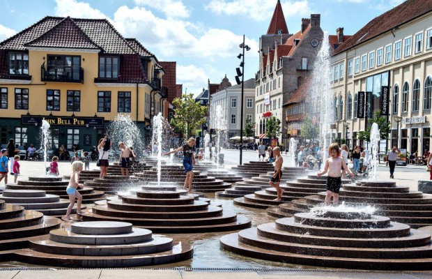 Перша країна ЄС скасувала всі обмеження через коронавірус (відео)