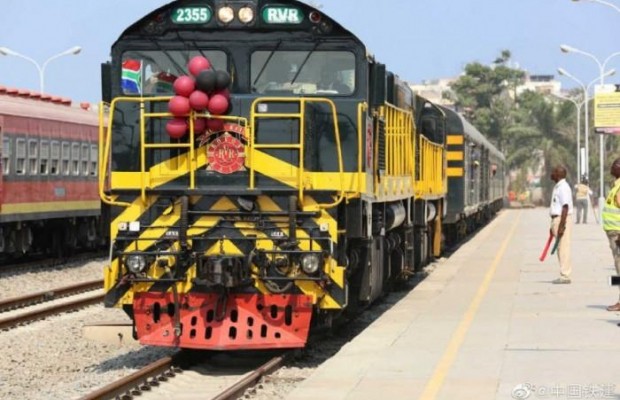 В Африці запустили туристичний поїзд, який з'єднав узбережжя двох океанів (фото, відео)