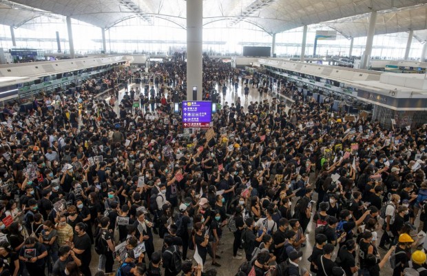 Аеропорт Гонконгу скасував усі рейси через масові акції протесту (фоторепортаж)