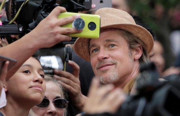 Делал селфи и смеялся: посвежевший Брэд Питт пришел на премьеру фильма "Однажды в Голливуде" (фоторепортаж)