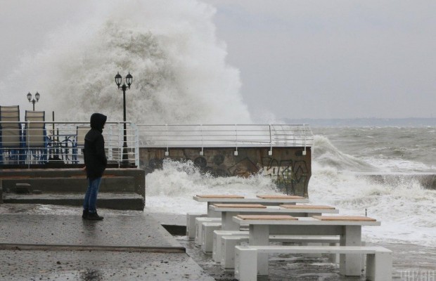 Дев'ятиметрові хвилі в Китаї ледь не змили туристів у річку (відео)