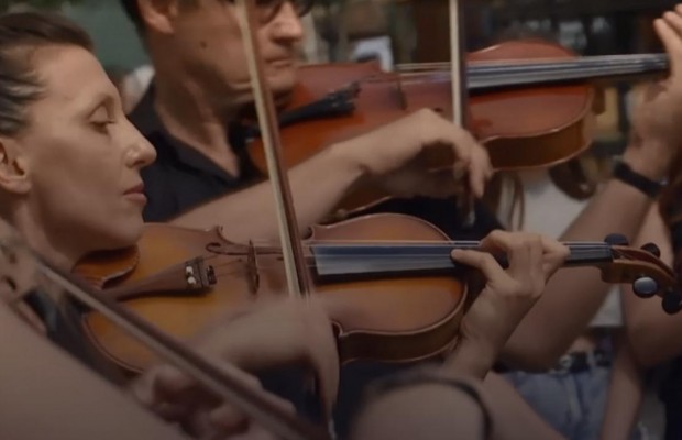 На площі Ринок у Львові оркестр по-особливому зіграв світову класику (відео)