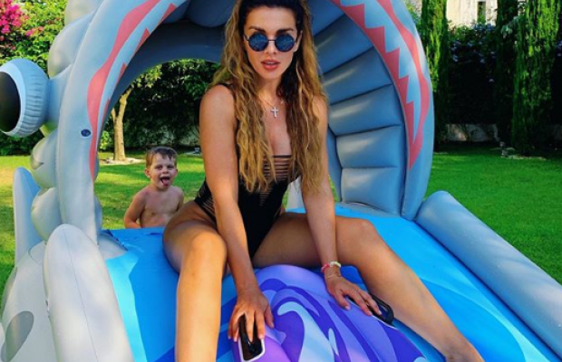 Екс-"віагра" виставила принади у відвертому купальнику, але зіркою фото став її син