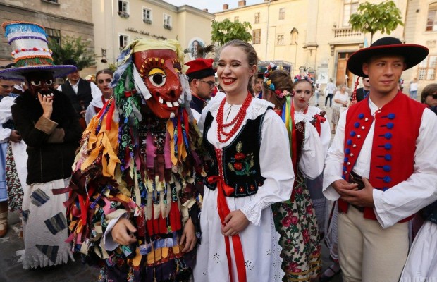 В Львове красочным маршем в народных костюмах стартовал фольк-фест "Этновир" (фоторепортаж)