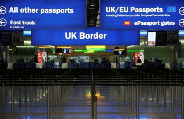 В британских аэропортах могут снять ограничения на провоз жидкостей