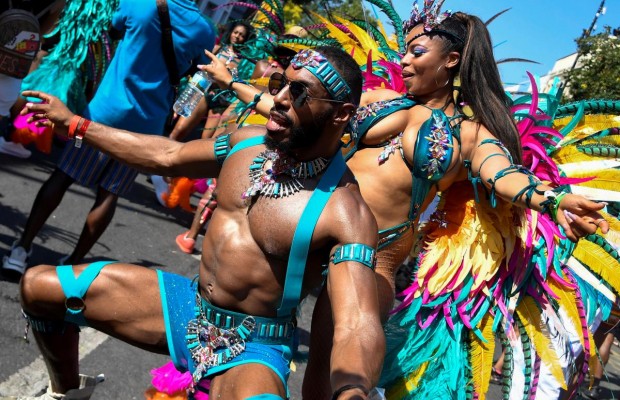 Аппетитные девушки и зажигательные танцы: в Лондоне отгремел карнавал Ноттинг Хилл (фоторепортаж, видео)