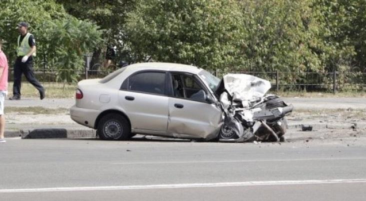 Від удару з іншою автівкою Lanos відкинуло на тротуар / фото: kiev.informator.ua Від удару з іншою автівкою Lanos відкинуло на тротуар / фото: kiev.informator.ua