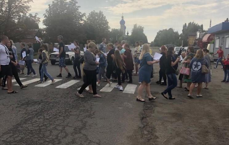 Сотрудники школ перекрывали дорогу / фото hk.npu.gov.ua Сотрудники школ перекрывали дорогу / фото hk.npu.gov.ua