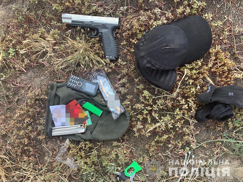 У задержанного изъяли пистолет с 18 патронами к нему и два самодельных взрывных устройства с запалами / фото: отдел коммуникации полиции Киева У задержанного изъяли пистолет с 18 патронами к нему и два самодельных взрывных устройства с запалами / фото: отдел коммуникации полиции Киева