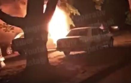 Поруч із машиною, що палає, припарковані інші автівки / скріншот Поруч із машиною, що палає, припарковані інші автівки / скріншот