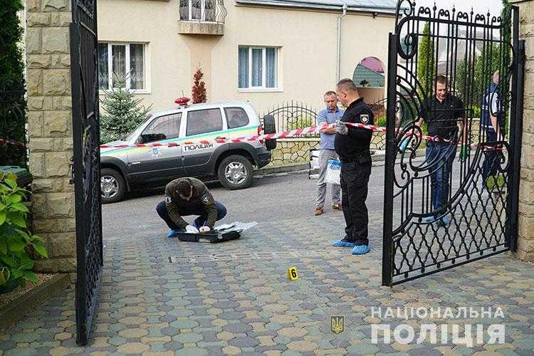 Обидві жертви - у реанімації - фото: ГУ НП Тернопільської області Обидві жертви - у реанімації - фото: ГУ НП Тернопільської області