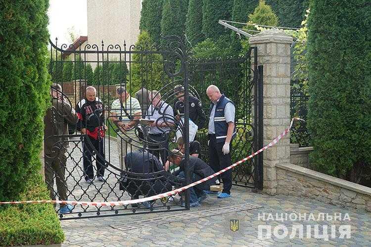 У Тернополі під час замаху на ректора тернопільського вишу також поранено його дружину (фото) У Тернополі під час замаху на ректора тернопільського вишу також поранено його дружину (фото)