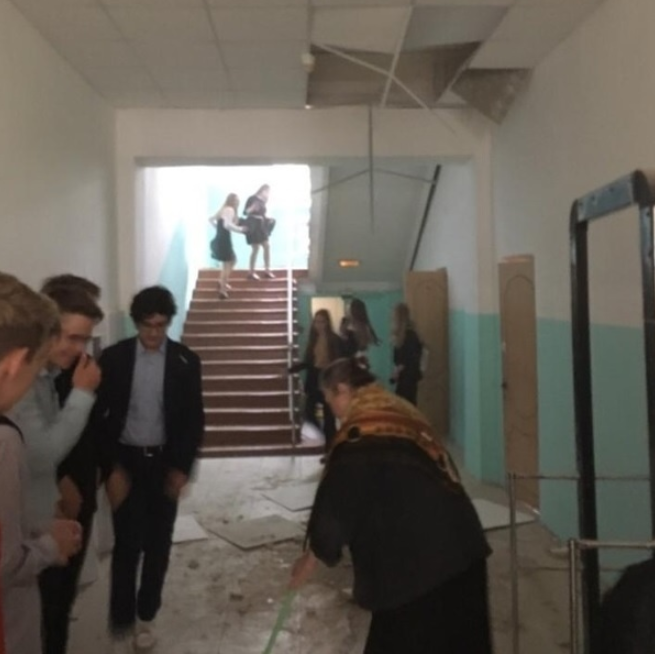 В Омську на дітей обвалилась стеля, постраждала школярка / om1.ru