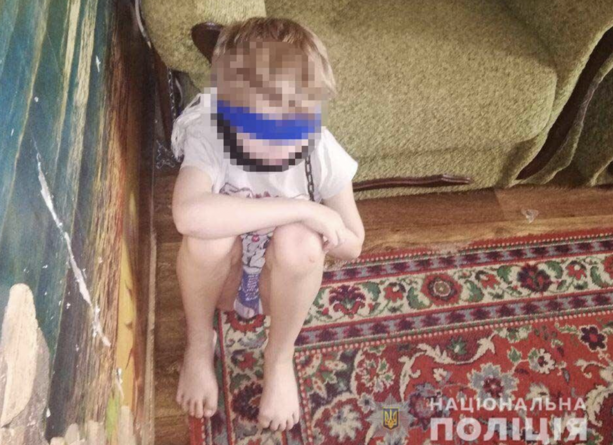 Жінка, що посадила прийомного сина на ланцюг, раніше була соціальним працівником / фото поліції Жінка, що посадила прийомного сина на ланцюг, раніше була соціальним працівником / фото поліції