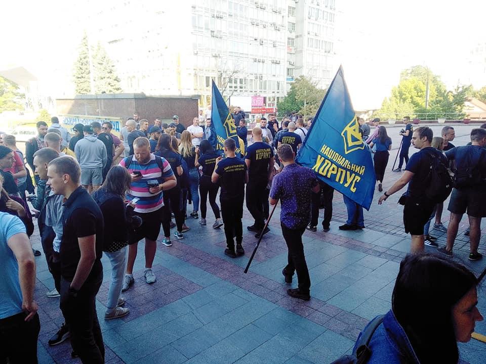 Активісти вимагали, щоб до них вийшов суддя, але їх проігнорували / Facebook Нацдружини Активісти вимагали, щоб до них вийшов суддя, але їх проігнорували / Facebook Нацдружини