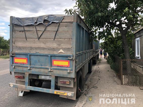 В Николаеве от грузовика отлетело колесо, которое травмировало пенсионера / фото полиции В Николаеве от грузовика отлетело колесо, которое травмировало пенсионера / фото полиции