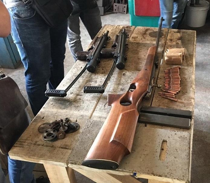 В подсобных помещениях участников группы обнаружено большое количество переработанного стрелкового оружия / фото ssu.gov.ua В подсобных помещениях участников группы обнаружено большое количество переработанного стрелкового оружия / фото ssu.gov.ua