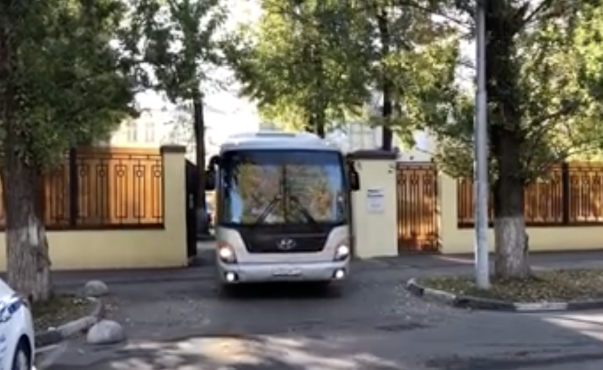 Из СИЗО "Лефортово" выехали автобусы в сопровождении полиции / скриншот