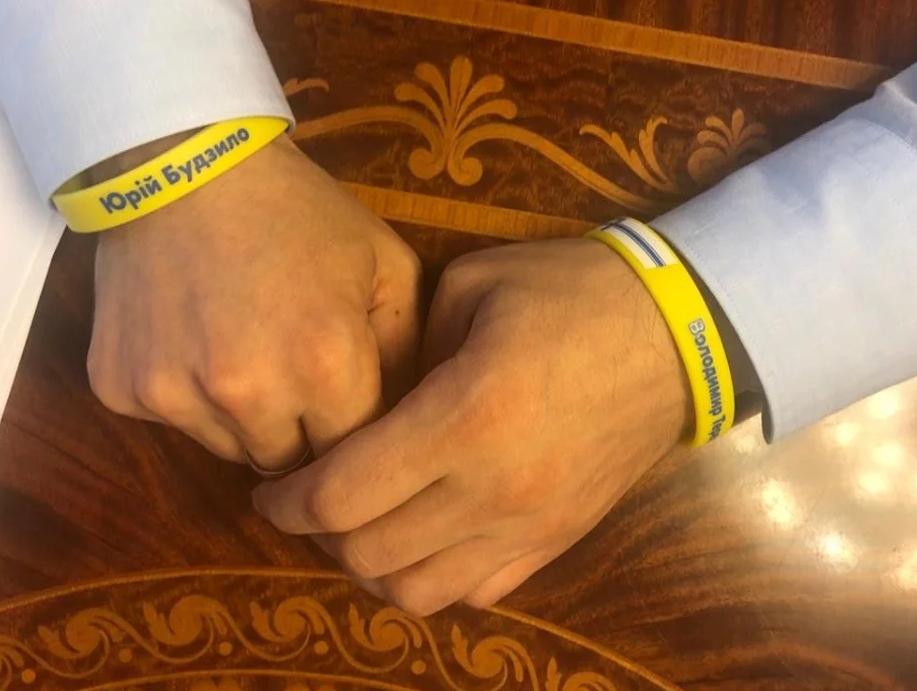 Президент носив браслети з іменами полонених моряків / фото facebook.com Президент носив браслети з іменами полонених моряків / фото facebook.com