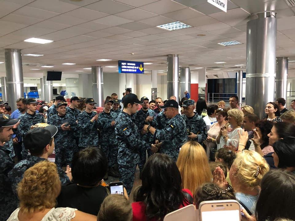 Моряков встречали в аэропорту / facebook.com/navy.mil.gov.ua Моряков встречали в аэропорту / facebook.com/navy.mil.gov.ua