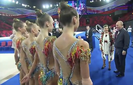 Путин любовался гимнастками / Скриншот