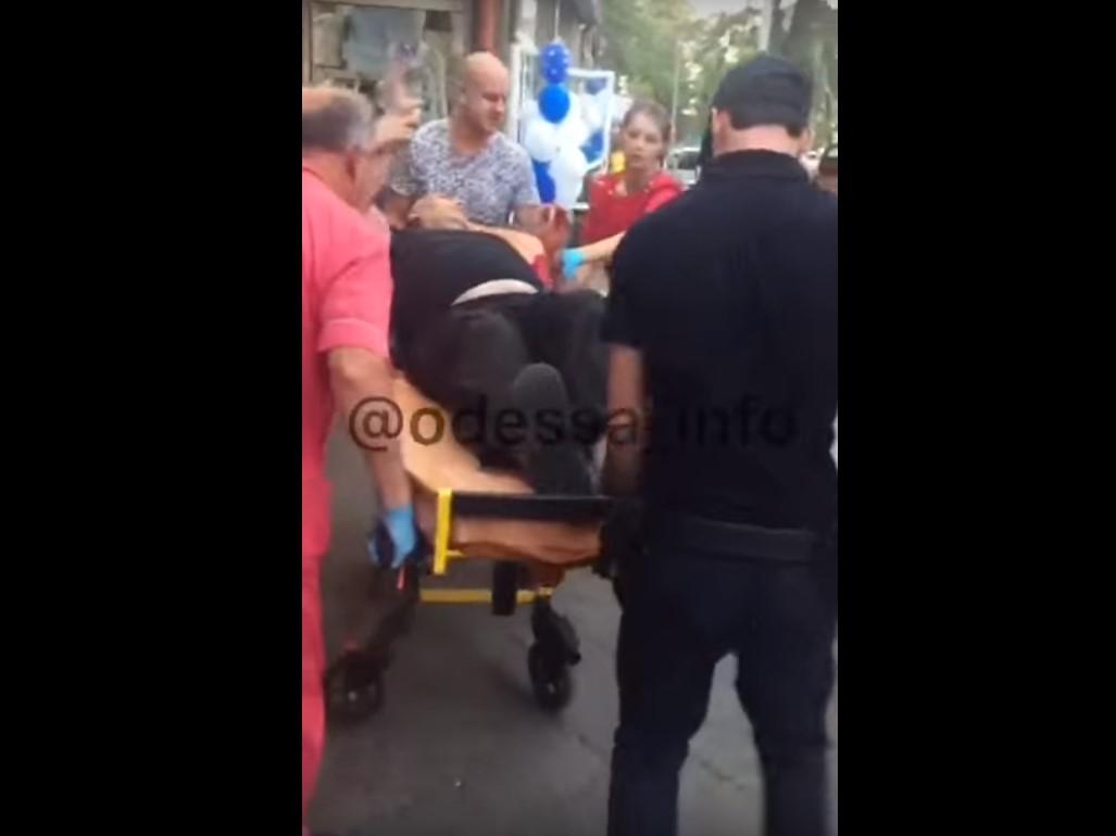 Постраждалого чоловіка забрала швидка допомога / скріншот Постраждалого чоловіка забрала швидка допомога / скріншот
