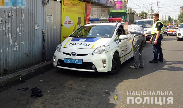 З винуватцем спілкуються слідчі / фото: Нацполіція З винуватцем спілкуються слідчі / фото: Нацполіція
