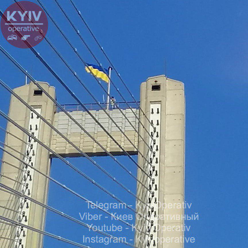 Мужчина забрался на самую вершину моста / фото: "Киев Оперативный" Мужчина забрался на самую вершину моста / фото: "Киев Оперативный"
