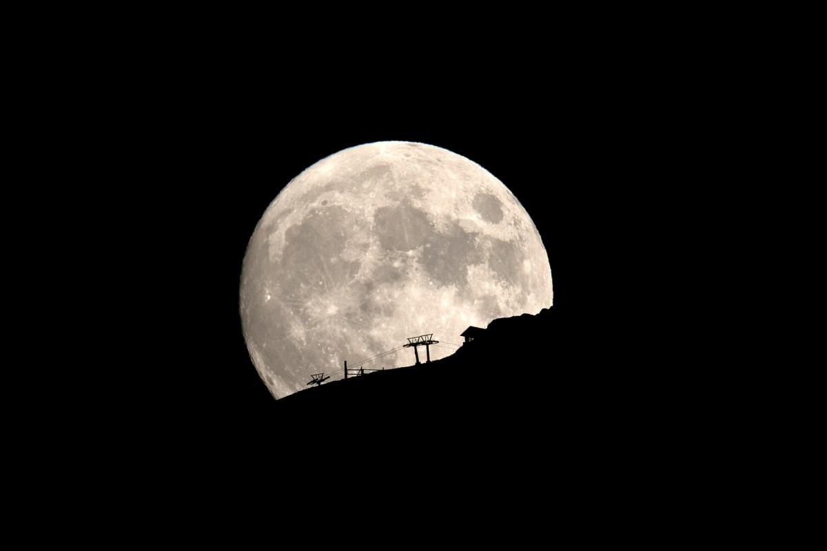 What not to do on a full moon October 2 / photo REUTERS