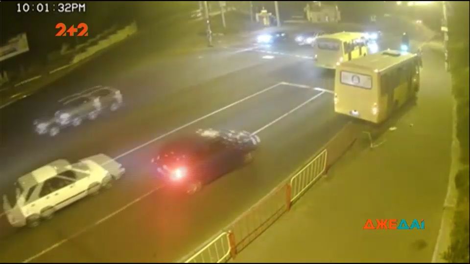 В Одесі маршрутка на тягачі знесла паркан, світлофор і поїхала далі (відео) В Одесі маршрутка на тягачі знесла паркан, світлофор і поїхала далі (відео)