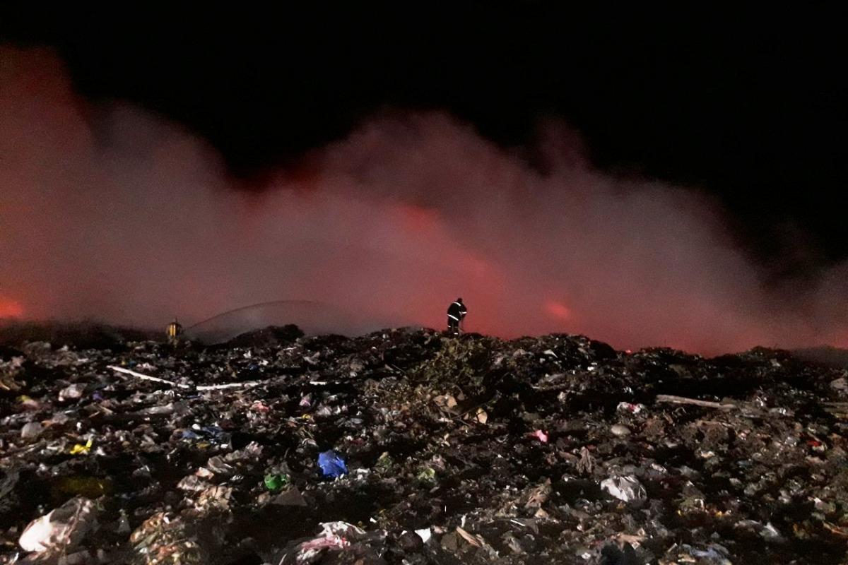 Станом на 18:50 пожежу локалізовано / фото facebook.com/MNSCHERNIGIV Станом на 18:50 пожежу локалізовано / фото facebook.com/MNSCHERNIGIV