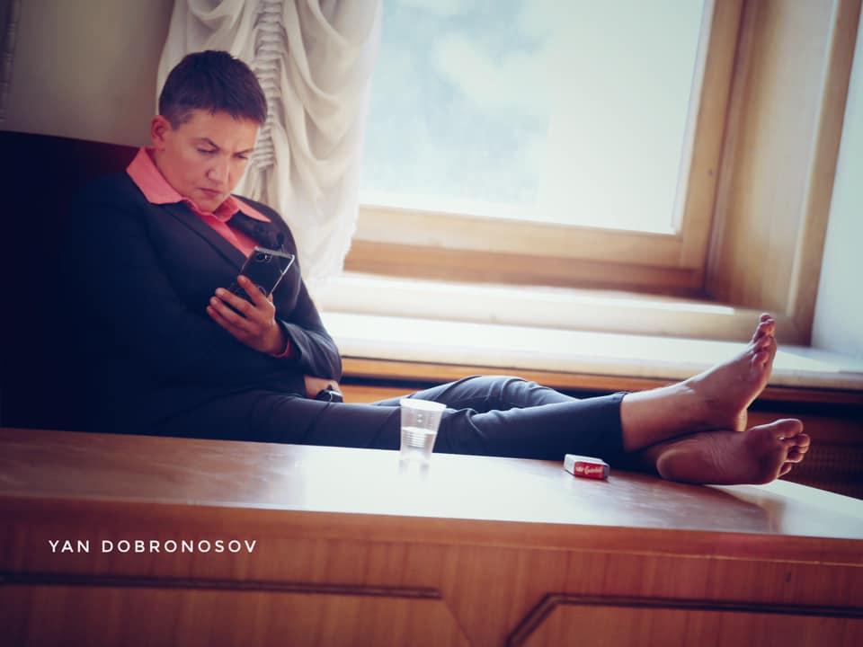 Савченко закинула ноги на стол / facebook.com/yan.dobronosov