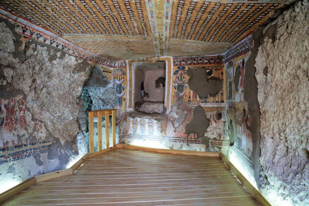 На восстановленных стенах гробниц видны яркие рисунки / facebook.com/moantiquities На восстановленных стенах гробниц видны яркие рисунки / facebook.com/moantiquities