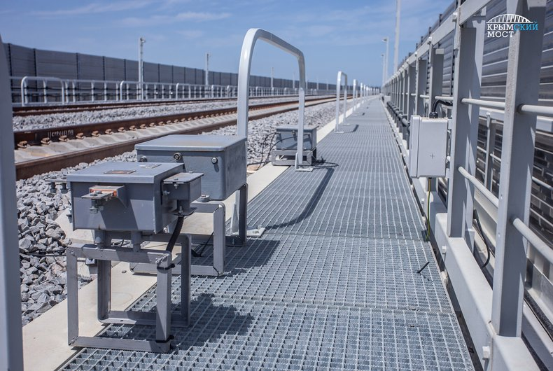 На Крымском мосту начали установку железнодорожной автоматики / фото most.life