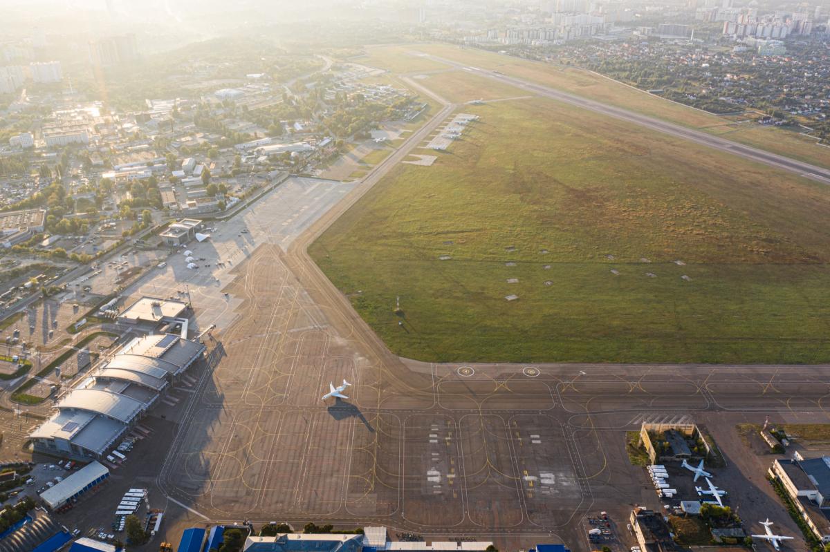 Аеропорт «Київ» відновить роботу 12 вересня / фото facebook/airportkiev Аеропорт «Київ» відновить роботу 12 вересня / фото facebook/airportkiev