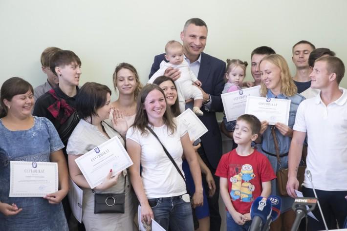 Кличко вручил сертификаты на получение жилья / фото kiev.klichko.org Кличко вручил сертификаты на получение жилья / фото kiev.klichko.org