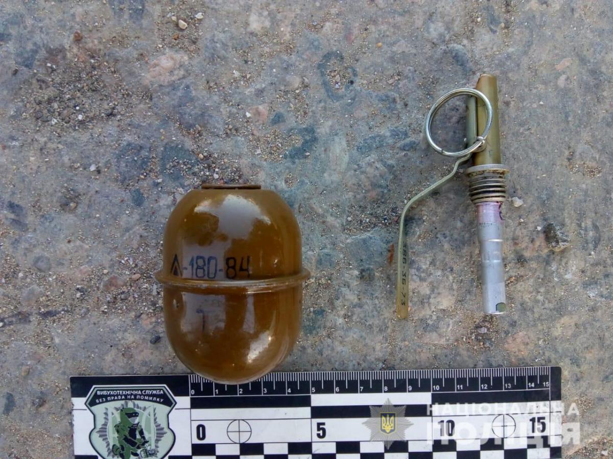 У пассажира обнаружили гранату РГД-5 / фото od.npu.gov.ua У пассажира обнаружили гранату РГД-5 / фото od.npu.gov.ua