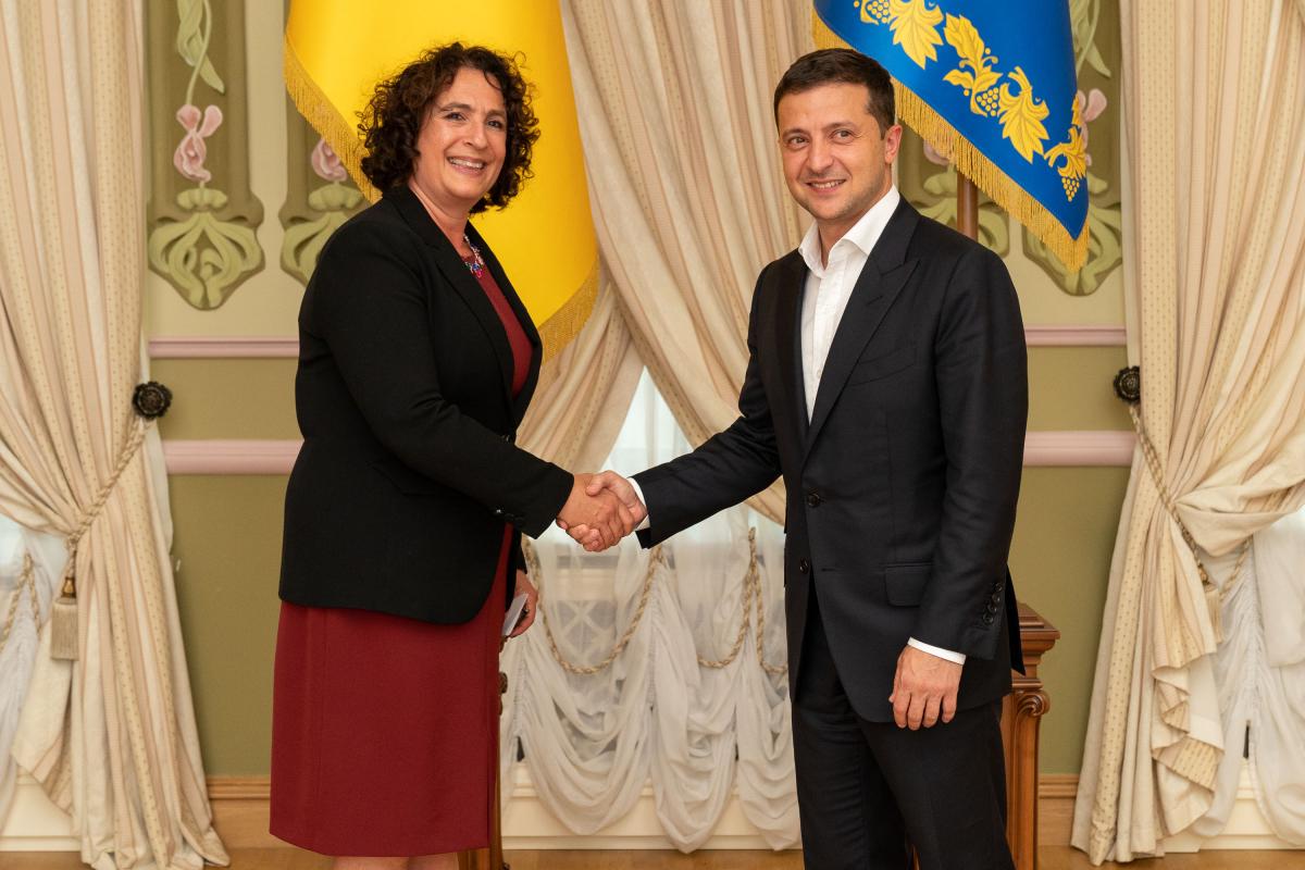 Владимир Зеленский и Мелинда Симмонс / фото president.gov.ua Владимир Зеленский и Мелинда Симмонс / фото president.gov.ua