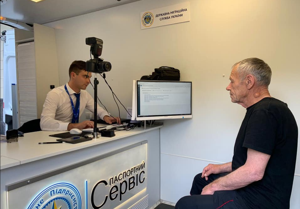 ДМС видасть звільненим бранцям Кремля нові паспорти / Facebook, Людмила Денісова